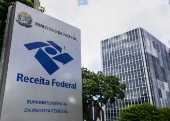 Placa da Superintendência da Receita Federal, com o brasão do Ministério da Fazenda, em frente ao prédio do órgão responsável pela migração do CNPJ ao formato alfanumérico