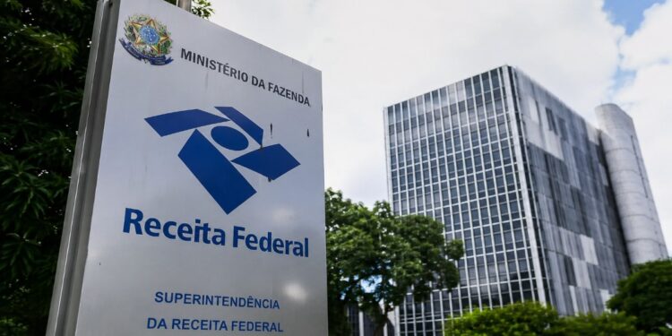 Placa da Superintendência da Receita Federal, com o brasão do Ministério da Fazenda, em frente ao prédio do órgão responsável pela migração do CNPJ ao formato alfanumérico