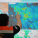Imagem ilustrativa de agente da Defesa Civil apontando para um painel com imagens de radar meteorológico, em referência ao monitoramento durante o período de alerta