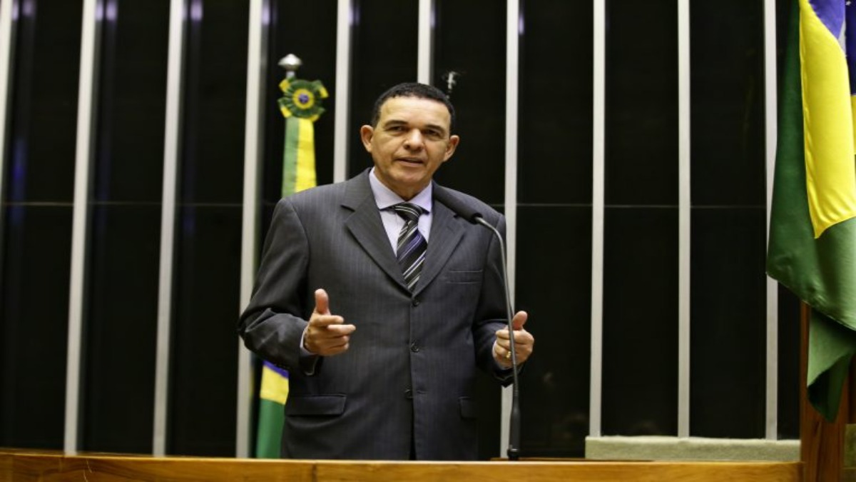 Deputado Juarez Costa discursa na tribuna do plenário da Câmara dos Deputados, autor do projeto que prevê pena para quem induzir ou custear aborto fora das hipóteses legais