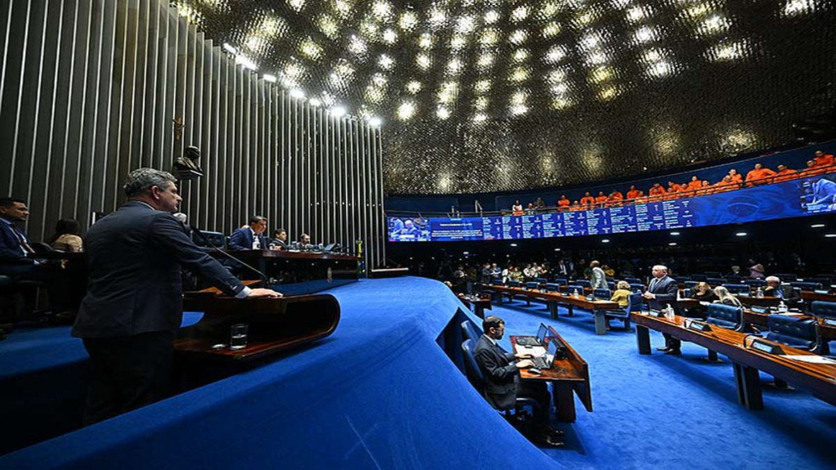 Plenário do Senado Federal em sessão, com senador no púlpito, durante a votação do projeto que pune a divulgação de imagem de vítima de crime e acidente