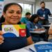Mulher segura o cartão do Bolsa Família em uma sala de curso de qualificação profissional, ilustrando o projeto que prevê auxílio para estudar