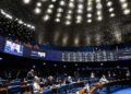 Plenário do Senado Federal com senadores nas bancadas durante sessão de votação