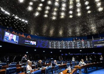 Plenário do Senado Federal com senadores nas bancadas durante sessão de votação