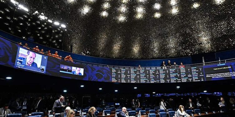 Plenário do Senado Federal com senadores nas bancadas durante sessão de votação