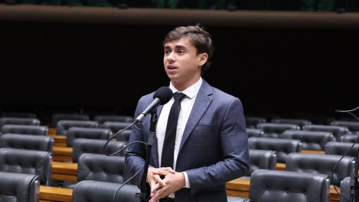 Deputado Nikolas Ferreira, autor do projeto, discursa em tribuna na Câmara dos Deputados, imagem que representa a matéria sobre a proposta que suspende parcelas do Minha Casa, Minha Vida para vítimas de desastres