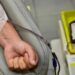 Doador de sangue durante a coleta em hemocentro, procedimento que dá direito a falta justificada no trabalho pela CLT