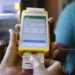 Cliente insere cartão de vale-alimentação em maquininha amarela durante pagamento em estabelecimento comercial