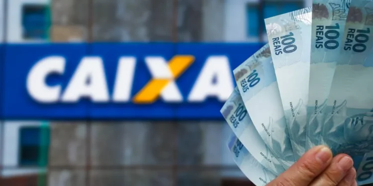 Imagem ilustrativa de mão segurando cédulas de cem reais em leque diante de uma agência da Caixa, representando o pagamento do ressarcimento do PIS/PASEP