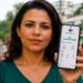 Mulher segura celular com o aplicativo Meu Imposto de Renda da Receita Federal aberto, usado para consultar a restituição cashback do IRPF 2026