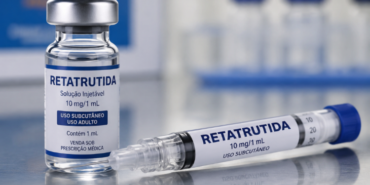 Frasco e seringa de Retatrutida 10mg/1mL sobre superfície metálica com fundo desfocado de frascos