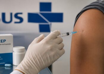 Profissional de saúde aplica injeção no braço de um paciente ao lado de uma caixa de PrEP oral, com a marca do SUS ao fundo, imagem ilustrativa da proposta de incluir a prevenção injetável contra o HIV na rede pública