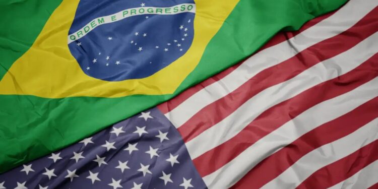 Bandeiras do Brasil e dos Estados Unidos lado a lado, representando a tensão comercial após o tarifaço de 25% sobre produtos brasileiros
