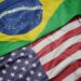 Bandeiras do Brasil e dos Estados Unidos lado a lado, representando a tensão comercial após o tarifaço de 25% sobre produtos brasileiros