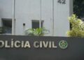 Fachada com o letreiro "Polícia Civil" e o brasão da corporação, responsável pela terceira fase da Operação VAR