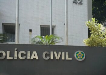 Fachada com o letreiro "Polícia Civil" e o brasão da corporação, responsável pela terceira fase da Operação VAR