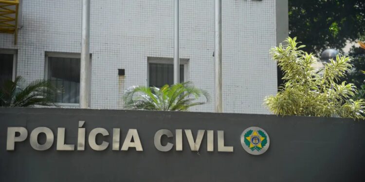 Fachada com o letreiro "Polícia Civil" e o brasão da corporação, responsável pela terceira fase da Operação VAR