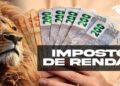 Imagem ilustrativa com leão símbolo do Imposto de Renda e mão segurando notas de real, representando o terceiro lote de restituição do IRPF 2026 que entra em consulta nesta sexta