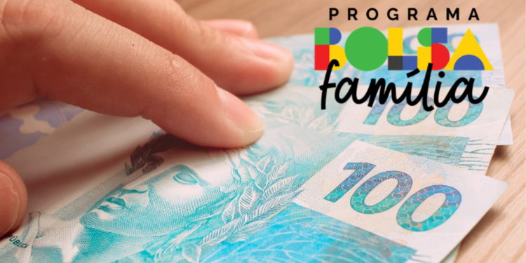 Mão segurando notas de 100 reais ao lado do logo do Bolsa Família.