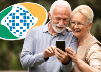 Idosos sorridentes usam celular ao lado de símbolo do INSS.
