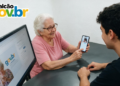 Idosa pede orientação sobre serviços digitais do Gov.br em balcão de atendimento.