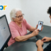 Idosa pede orientação sobre serviços digitais do Gov.br em balcão de atendimento.