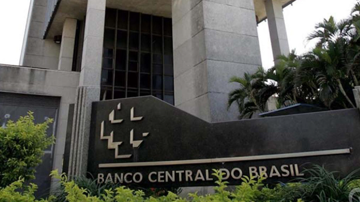 Fachada do Banco Central do Brasil em destaque na mídia econômica.