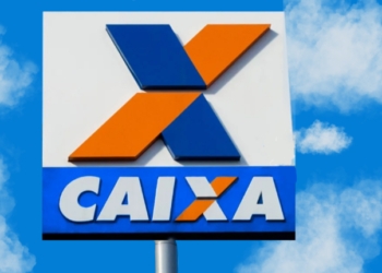 Placa da Caixa Econômica Federal com logo em destaque no céu.