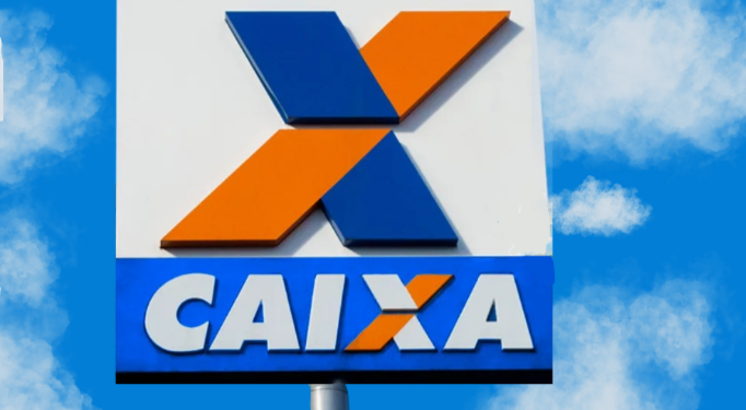 Placa da Caixa Econômica Federal com logo em destaque no céu.