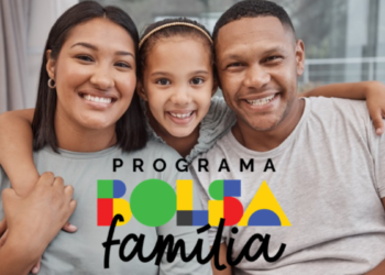 Casal adulto e criança sorrindo juntos em sofá, com logo colorida do Bolsa Família.