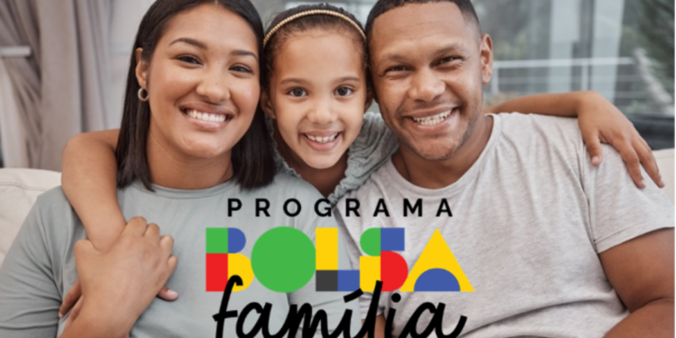 Casal adulto e criança sorrindo juntos em sofá, com logo colorida do Bolsa Família.