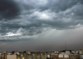 Nuvens carregadas anunciam tempestade sobre área urbana.