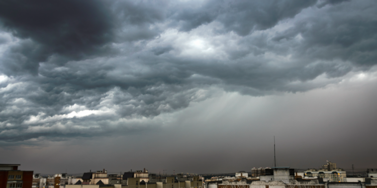 Nuvens carregadas anunciam tempestade sobre área urbana.