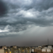 Nuvens carregadas anunciam tempestade sobre área urbana.