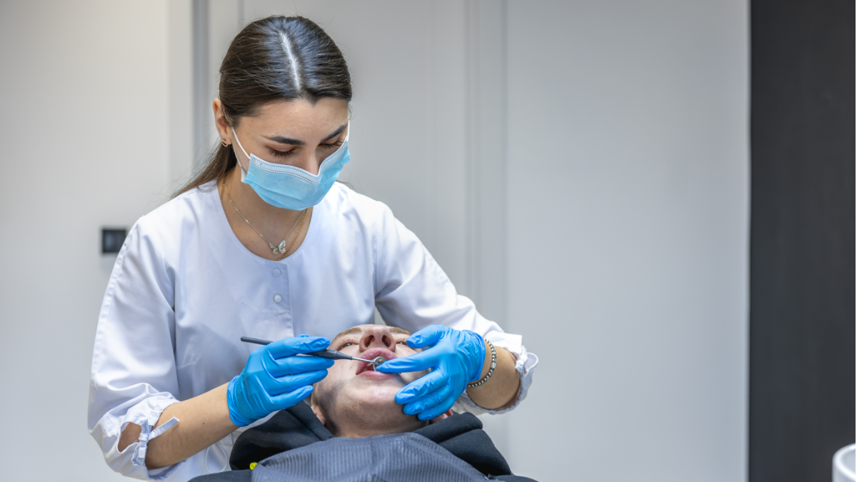 Anvisa: suspensão imediata da fabricação, venda e uso de produtos odontológicos da Health Care Ltda. 2 Dentista realiza atendimento odontológico em consultório moderno.