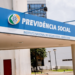 Fachada da Previdência Social no edifício sede do INSS em destaque.