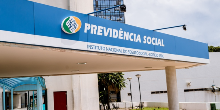 Fachada da Previdência Social no edifício sede do INSS em destaque.