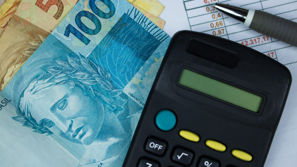 Planejamento financeiro com real brasileiro e calculadora em destaque.