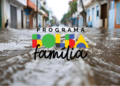 Logo do programa Bolsa Família em destaque sobre enchente urbana.