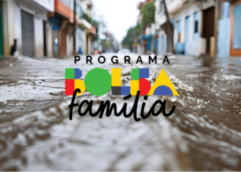 Logo do programa Bolsa Família em destaque sobre enchente urbana.