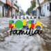 Logo do programa Bolsa Família em destaque sobre enchente urbana.