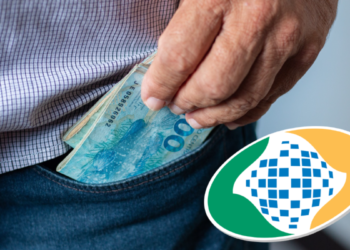 Pessoa guarda notas de 100 reais na calça ao lado do símbolo do INSS.