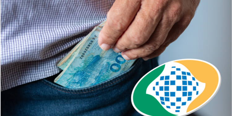 Pessoa guarda notas de 100 reais na calça ao lado do símbolo do INSS.