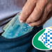Pessoa guarda notas de 100 reais na calça ao lado do símbolo do INSS.
