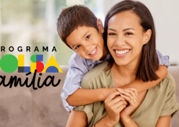 Mulher adulta e menino sorridentes no sofá ao lado do logo colorido do Programa Bolsa Família.