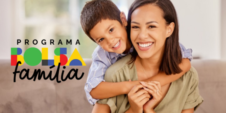 Mulher adulta e menino sorridentes no sofá ao lado do logo colorido do Programa Bolsa Família.