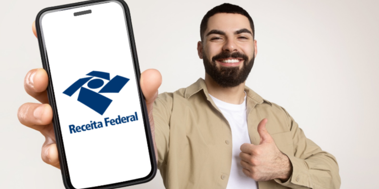 Jovem exibe logo da Receita Federal no celular com gesto de aprovação.
