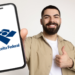 Jovem exibe logo da Receita Federal no celular com gesto de aprovação.