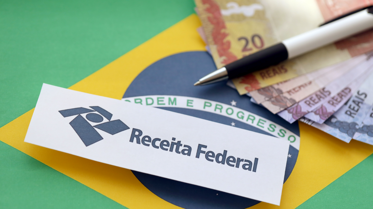 Receita Federal Brasil, notas de real e bandeira em contexto de impostos.