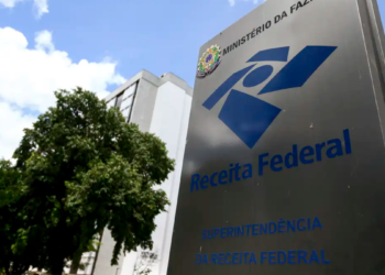 Fachada da Receita Federal do Brasil ao lado de prédio institucional.